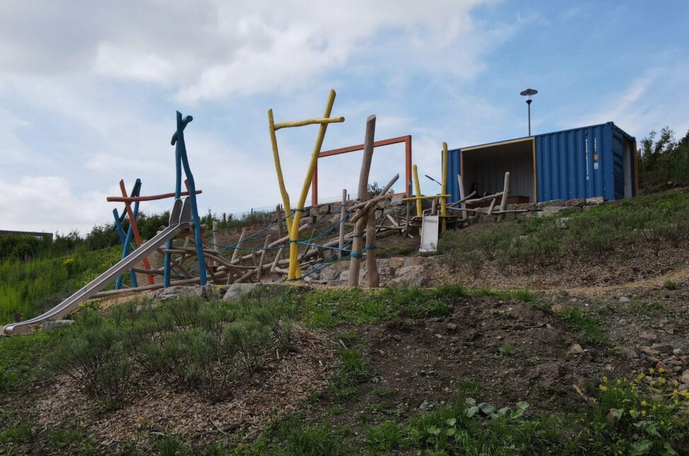 Spielplatz Mit Bunten Hölzern, Rutschen und Container